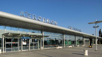 Drama u Podgorici: Muškarac pokušao da zapali auto na aerodromu