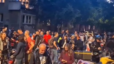 Građani Novog Sada došli pred zgradu rektora Dejana Madića, pa nastavili ka adresi Maje Gojković