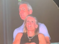 Ko je žena koja je UHVAĆENA U AFERI SA OŽENJENIM DIREKTOROM na koncertu benda "Coldplay"? (VIDEO,FOTO)