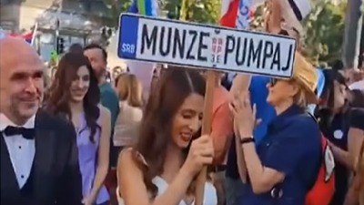 Mlada i mladoženja "pumpaju" na protestu u Zemunu! (VIDEO)