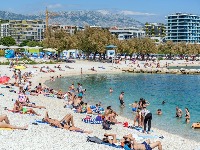 Snimak vrele AKCIJE na plaži zapalio mreže! Navalio, pa ne ume da stane - kupači se krstili (VIDEO) 