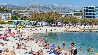 Snimak vrele AKCIJE na plaži zapalio mreže! Navalio, pa ne ume da stane - kupači se krstili (VIDEO) 