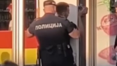 Policijsko IŽIVLJAVANJE u Valjevu: Momka prikucao uz zid, a onda mu šutiranjem širio noge do špage (VIDEO)