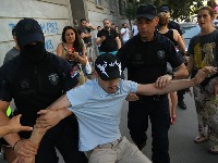 Policijske laži i brutalnosti: Srednjoškolcu polomili ruku, pa ga optužili za nasilničko ponašanje