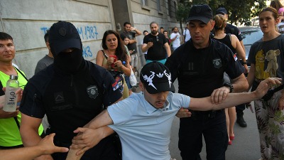 Policijske laži i brutalnosti: Srednjoškolcu polomili ruku, pa ga optužili za nasilničko ponašanje