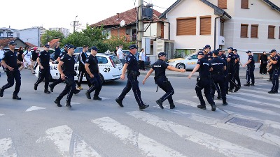 MUP se oglasio: Tokom noći privedeno više od 100 ljudi