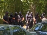 Pripadnici policije sa fantomkama ispred FON-a (VIDEO)
