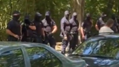 Pripadnici policije sa fantomkama ispred FON-a (VIDEO)