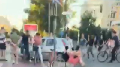 Pokušaj gaženja ljudi na Mostu slobode u Novom Sadu (VIDEO) 