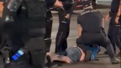 150 policajaca razbijalo blokadu u Ustaničkoj: Zaleteli se na učesnike, vijali po ulicama (VIDEO)