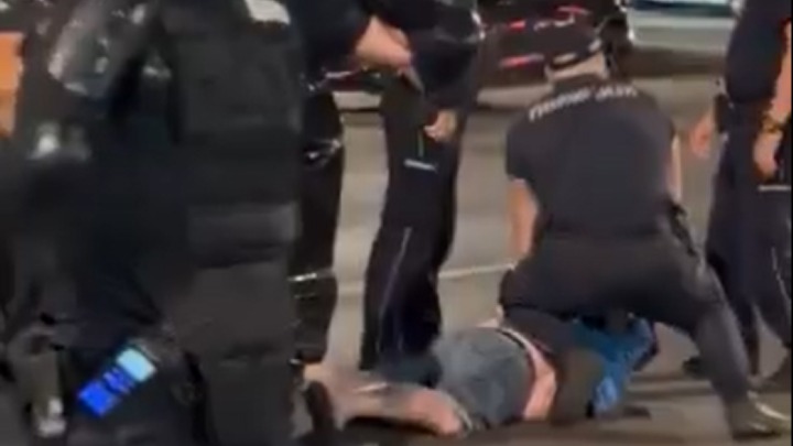150 policajaca razbijalo blokadu u Ustaničkoj: Zaleteli se na učesnike, vijali po ulicama (VIDEO)