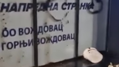 Prostorije SNS zasute BALEGOM (FOTO/VIDEO)