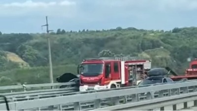 STRAŠNE SCENE na mestu udesa: Ograda prošla kroz auto, dvoje izgubilo život (FOTO)