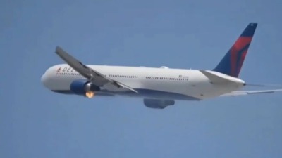 DRAMA NA NEBU Zapalio se motor aviona (VIDEO)