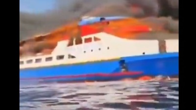 Vatra guta čuveni trajekt, turisti skaču u more da se spasu (VIDEO)