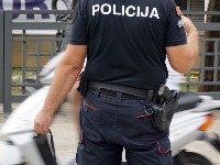 Policajci došli da ga uhapse, on im PRETIO NOŽEM