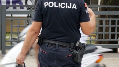 Policajci došli da ga uhapse, on im PRETIO NOŽEM