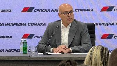 Novosađani i večeras ispred zgrade Miloša Vučevića