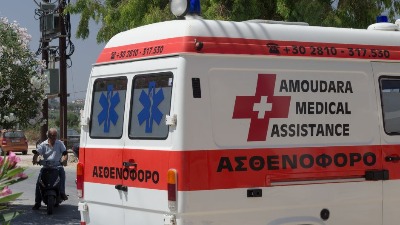 ŠOK INCIDENT U GRČKOJ: Srpski monah iskočio iz kola Hitne pomoći u vožnji – bore mu se za život!