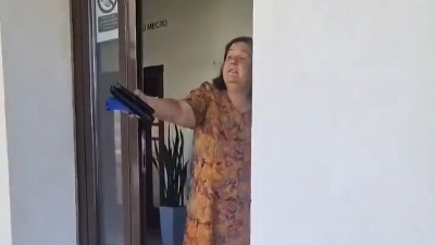 DIVLJI ZAPAD U Koceljevi građani ne mogu da uđu u opštinu: Žena načelnika "brani" ulaz nepodobnima (VIDEO)