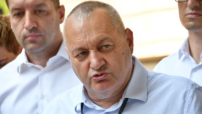 DS: Iz prostorija poslaničkog kluba ukraden transparent Studenti pobeđuju, Brnabić organizovala