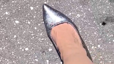 Sve se topi od vrućine, ženi štikla upada u asfalt (VIDEO)