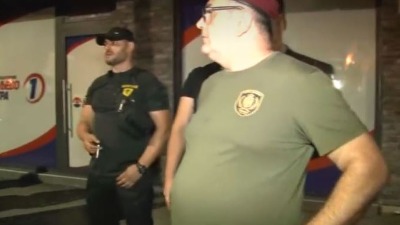 Incidenti ispred prostorija SNS: Maskirani muškarci iz naprednjačkih prostorija gađali građane jajima, razbijen stranački izlog (VIDEO)