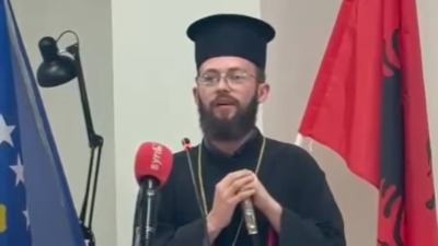 Uspon SAMOPROGLAŠENOG ARHIEPISKOPA: Oltar sa albanskom zastavom, upad u crkvu, susreti sa gradonačelnicima...