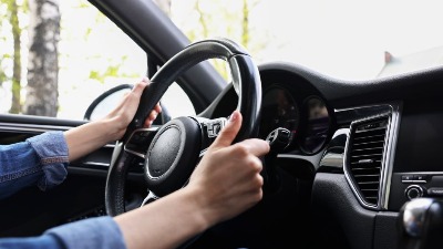OVO dugme u automobilu NIKAKO NE SMETE držati uključeno duže od 20 minuta: Posledice mogu biti POGUBNE