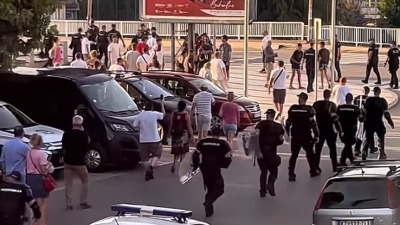 Građani u Knjaževcu premijera Macuta i kolonu vozila u njegovoj pratnji ispratili zvižducima