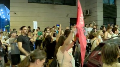 "Ostavka, pa robija“: Beograđani skandiraju ispred zgrade u kojoj živi Marko Bastać