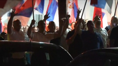 Režimski provokatori: Direktori, funkcioneri i simpatizeri ispred prostorija SNS u Šapcu skandirali građanima "ustaše"