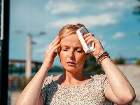  Lekari objasnili zašto se od sparnog i vlažnog vremena osećamo loše? Ako osetite OVE SIMPTOME odmah zovite Hitnu pomoć 