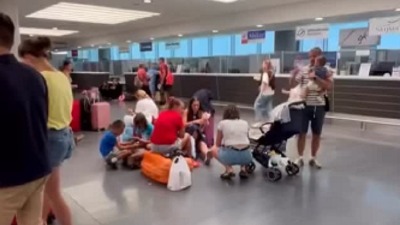 Srbi "zarobljeni" na aerodromu na Kipru: Avion poleteo bez njih, turistička agencija ne odgovara (VIDEO)