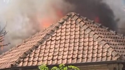 Bukti požar u Beočinu: Gori manji objekat (VIDEO)