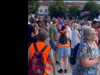 "Kraj sviramo mi": Veliki protest u Rumi (VIDEO)