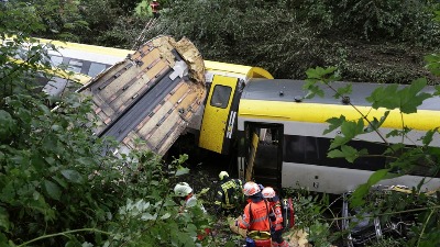 Voz ispao iz šina, ima mnogo mrtvih (FOTO, VIDEO)