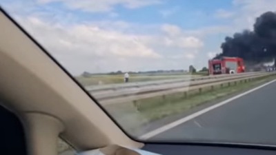 Zapalio se kamion kod Stare Pazove: Potpuno obustavljen saobraćaj u smeru Novi Sad-Beograd! (VIDEO)