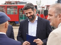 Šapić predstavio "nemanjićki plave" tramvaje i napravio novi lapsus: Baljega i baljezgarenje (VIDEO)