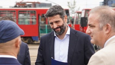 Šapić predstavio "nemanjićki plave" tramvaje i napravio novi lapsus: Baljega i baljezgarenje (VIDEO)