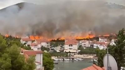 Drama kod Šibenika: Grom izazvao ogroman požar (VIDEO)