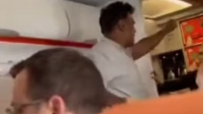 Srbin savladao pomahnitalog putnika koji je urlao da IMA BOMBU i vikao "Alahu akbar" (VIDEO)