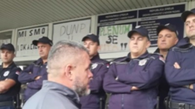 Novopazarci poručili policajcima ispred univerziteta: Budite na strani naroda (VIDEO)