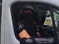 OSVETA LOŠIH ĐAKA Prepoznao bivšeg učenika pod policijskom maskom u Novom Pazaru, reči ODZVANJAJU (VIDEO)