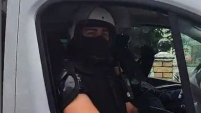 OSVETA LOŠIH ĐAKA Prepoznao bivšeg učenika pod policijskom maskom u Novom Pazaru, reči ODZVANJAJU (VIDEO)