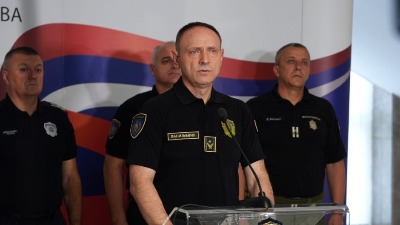 Direktor policije: Neko je došao da napadne prostorije SNS! Povređeno 16 policajaca