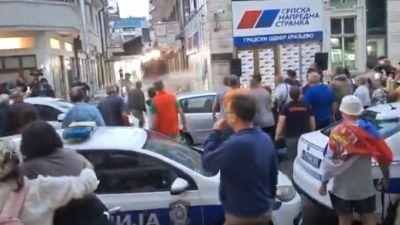 Članovi SNS-a u Kraljevu gađali građane jajima, polivali vodom, bačen i topovski udar (VIDEO)