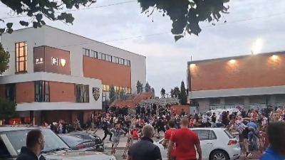 TUČA DELIJA I POLICIJE Haos ispred Marakane, navijači Zvezde skandirali "Bijete narod za male pare, štitite lopove" (VIDEO)
