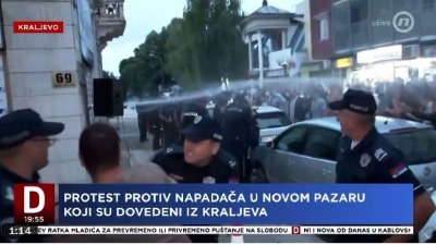 Pogledajte kako naprednjaci polivaju vodom policiju i građane (VIDEO)