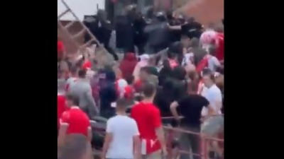 U tuči Delija i policije korišćeni stolovi, stolice, merdevine?! (VIDEO)